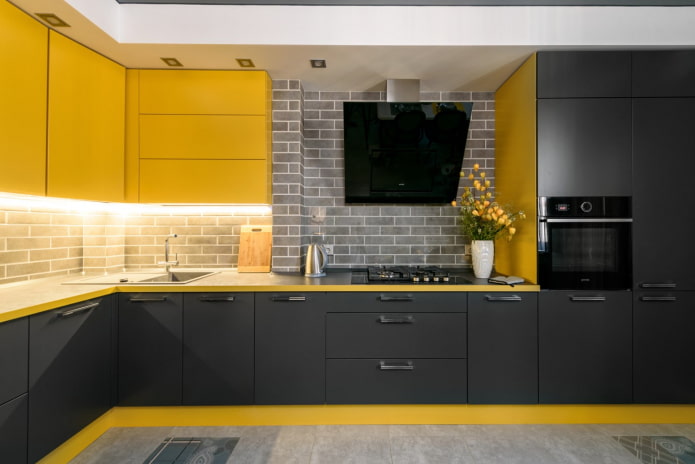 graue und gelbe Küche im Loft-Stil