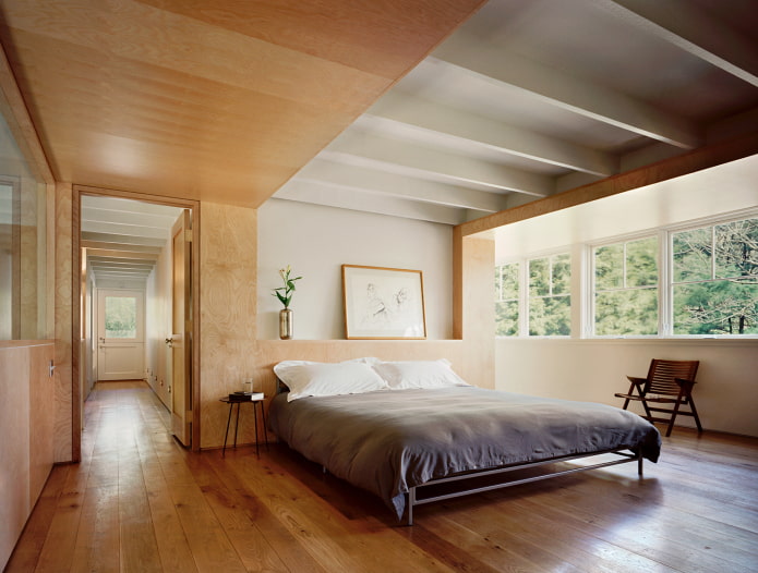Wand- und Deckenverkleidung aus Sperrholz im Schlafzimmer