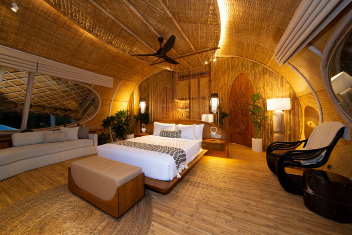 спаваћа соба са украсима зидова и плафона од бамбуса и плетера