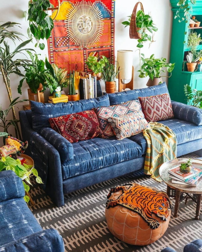 színes kanapé a belső térben