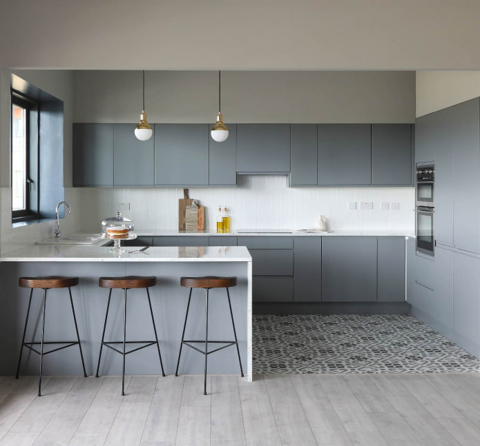 grau glänzendes Set in einer weißen Küche mit Mosaikboden