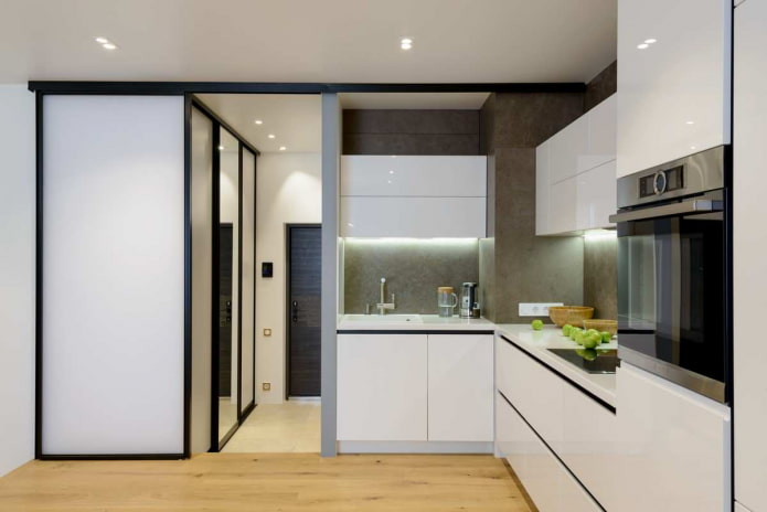 kis konyha szürke falakkal, világos fa padlóval és fehér bútorokkal