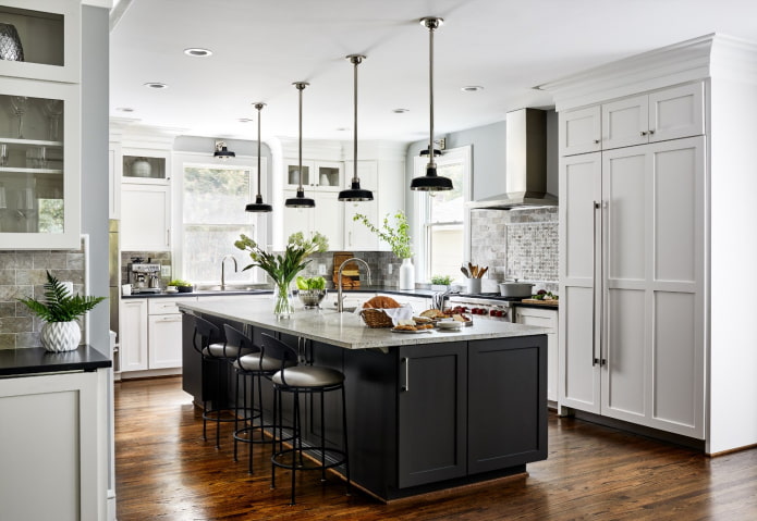 hellgelb-brauner Holzboden in grauer und weißer Küche