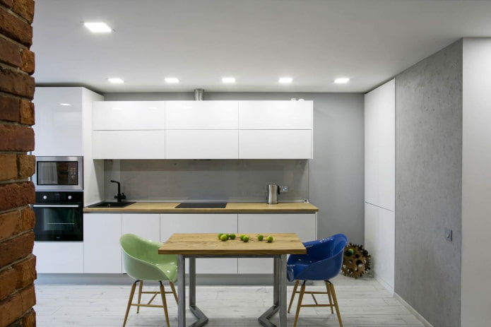разнобојне пластичне столице у сиво-белој кухињи