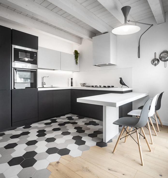eine schöne Kombination aus Fliesen und Holz auf dem Boden einer grau-weißen Küche
