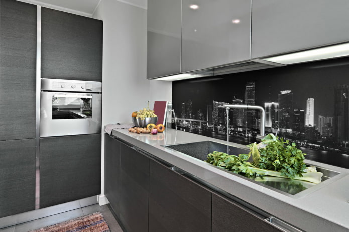 gehäutet mit Blick auf die Nachtmetropole in einer grau-weißen Küche