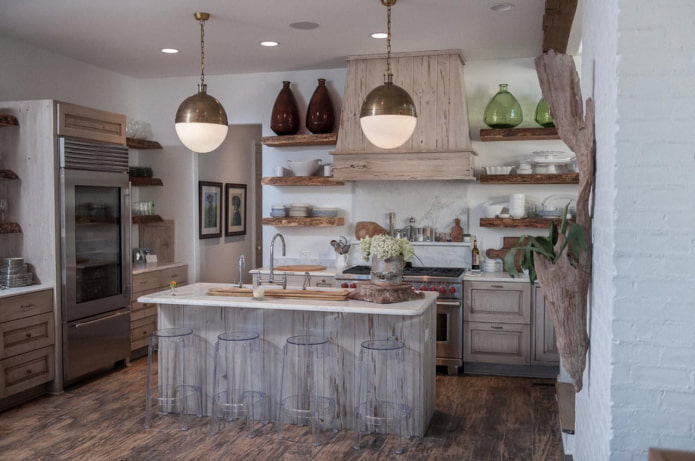 ห้องครัวสไตล์โปรวองซ์ในสีเทาและสีขาวพร้อมองค์ประกอบของไม้ธรรมชาติ