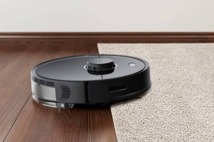 The vacuum cleaner climbs onto the carpet