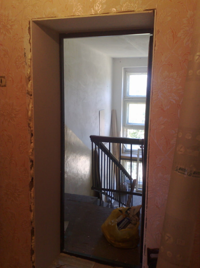 drywall on the slopes of the entrance door