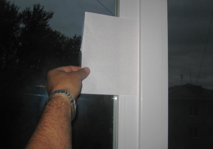 Überprüfung der Dichtheit des Fensters mit Papier