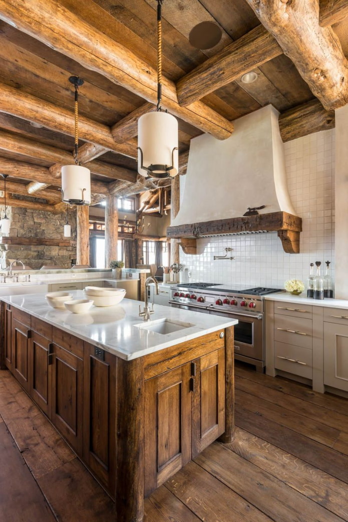 Dunstabzugshaube in einer rustikalen Küche
