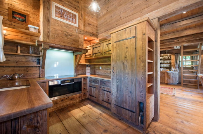 beépített hűtőszekrény egy fából készült konyhában