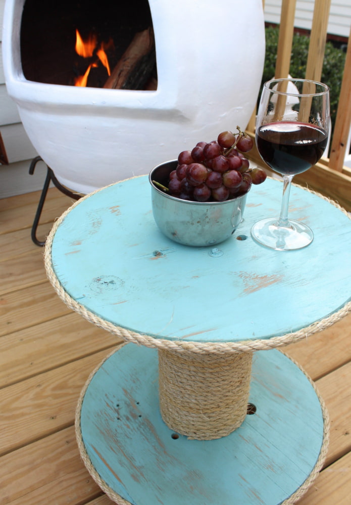 Spool table in nautical style