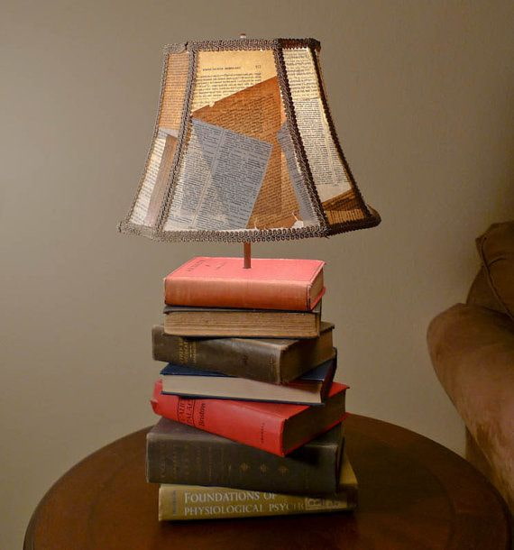 Lámpa dekoráció könyvekkel
