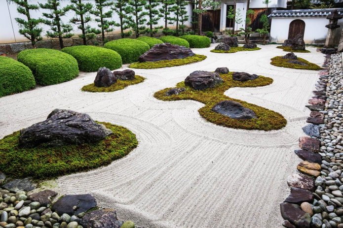 Japanischer Steingarten auf dem Land