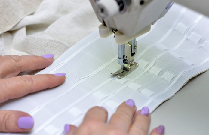 шивење траке за завесе на писаћој машини
