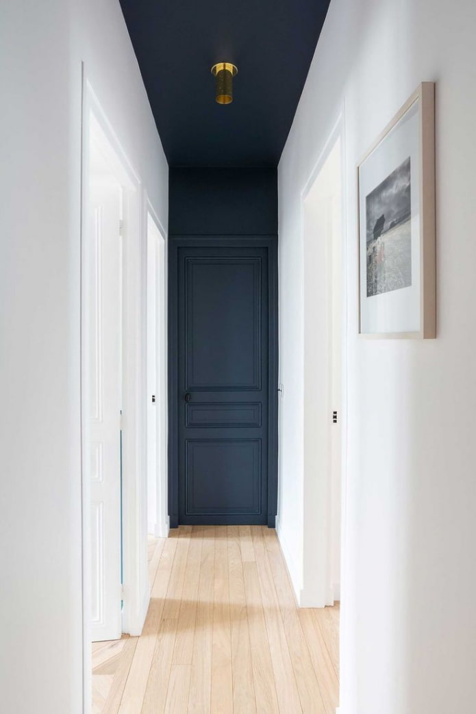 ประตูสีผนังและฝ้าเพดาน
