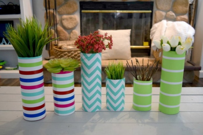 selbstgemachte Vasen aus Tapeten