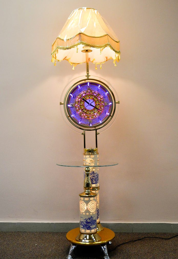 Lampe mit Uhr