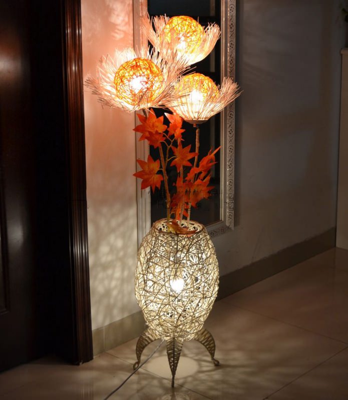 Váza na stojací lampu s květinami