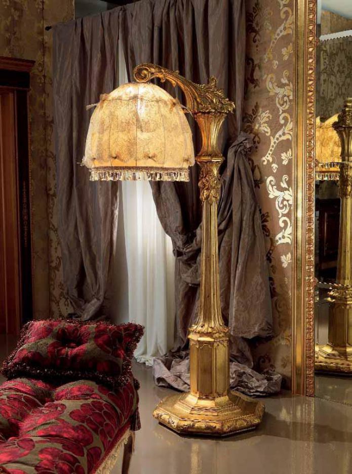klasická stojací lampa