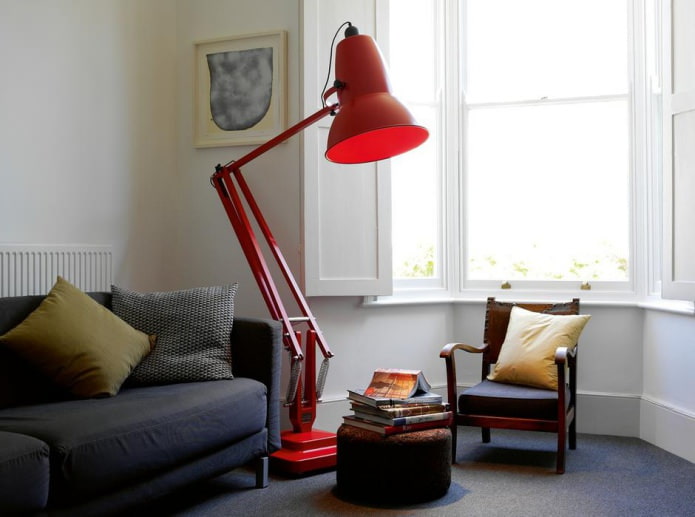 červená lampa v podobě velké stolní lampy