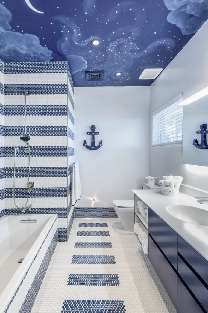 weißes und blaues Badezimmer mit Spanndecke