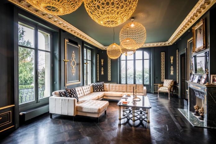 Wohnzimmer im klassischen Stil mit schwarzen und goldenen Zierleisten