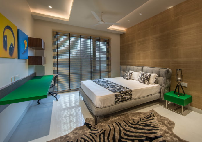 Schlafzimmer mit glänzend weißem Boden