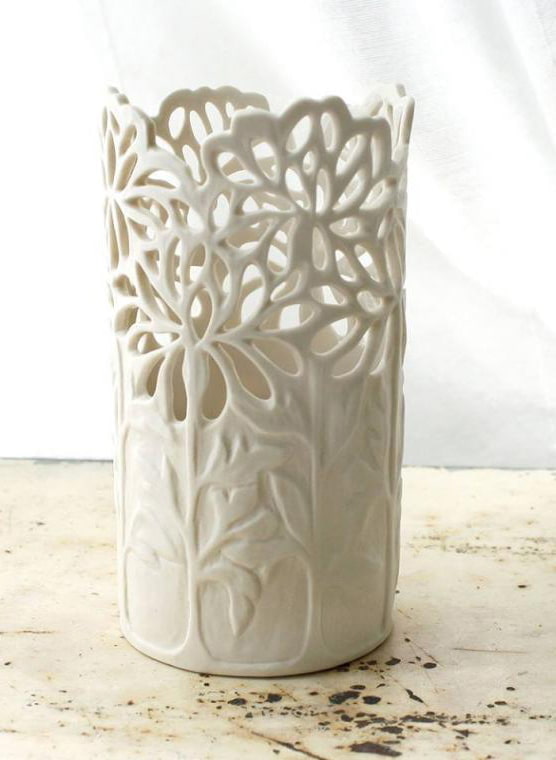 Ажурна бела ваза