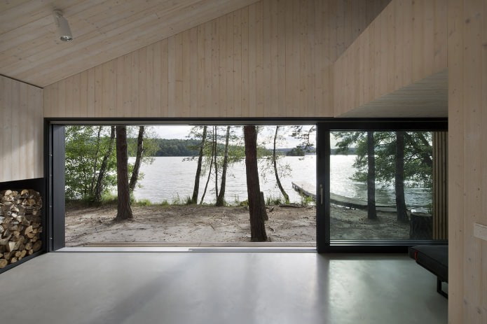 Kilátás a tóra egy kis modern házból