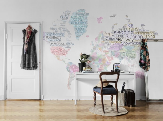 мапа света у унутрашњости канцеларије