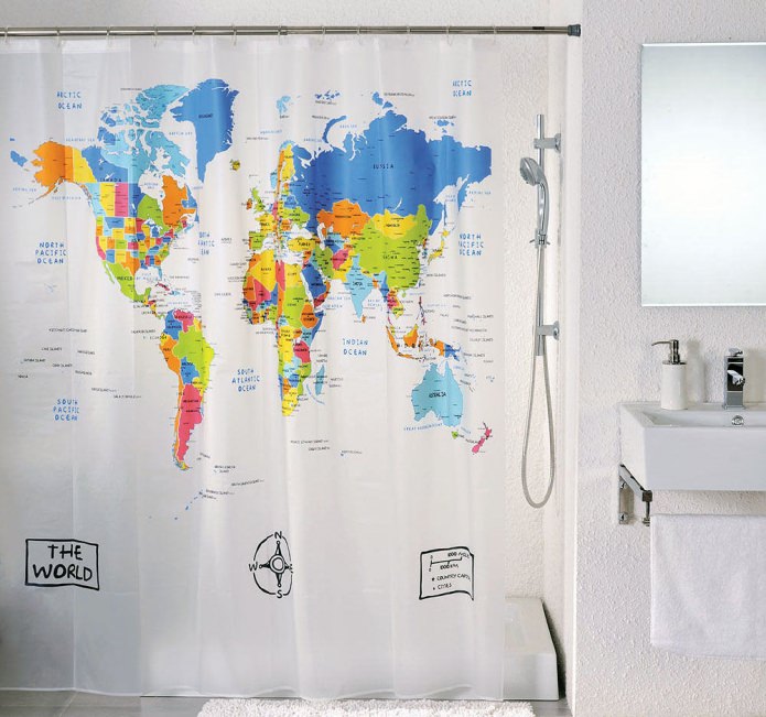 Weltkarte auf den Vorhängen im Badezimmer