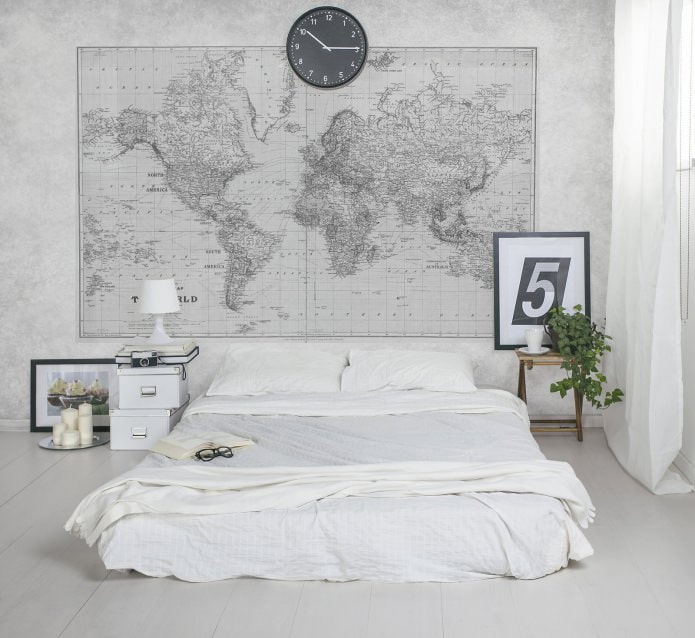 Weltkarte am Kopfende des Bettes