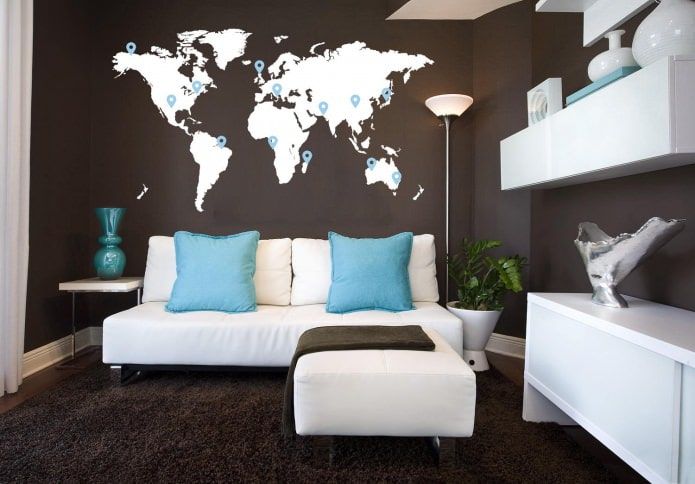 világtérkép a falon a nappaliban