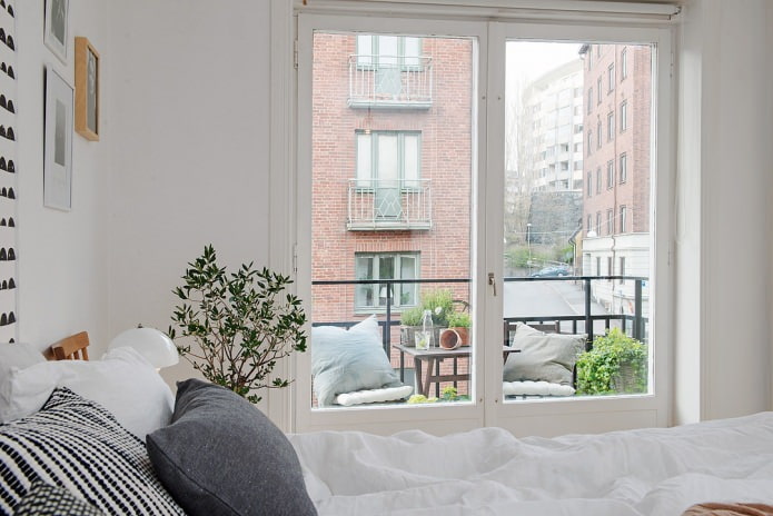 шведски дизајн ентеријера спаваће собе са балконом