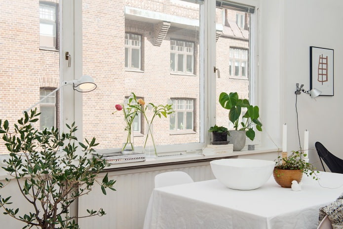 прозор у шведском дизајну ентеријера дневне собе