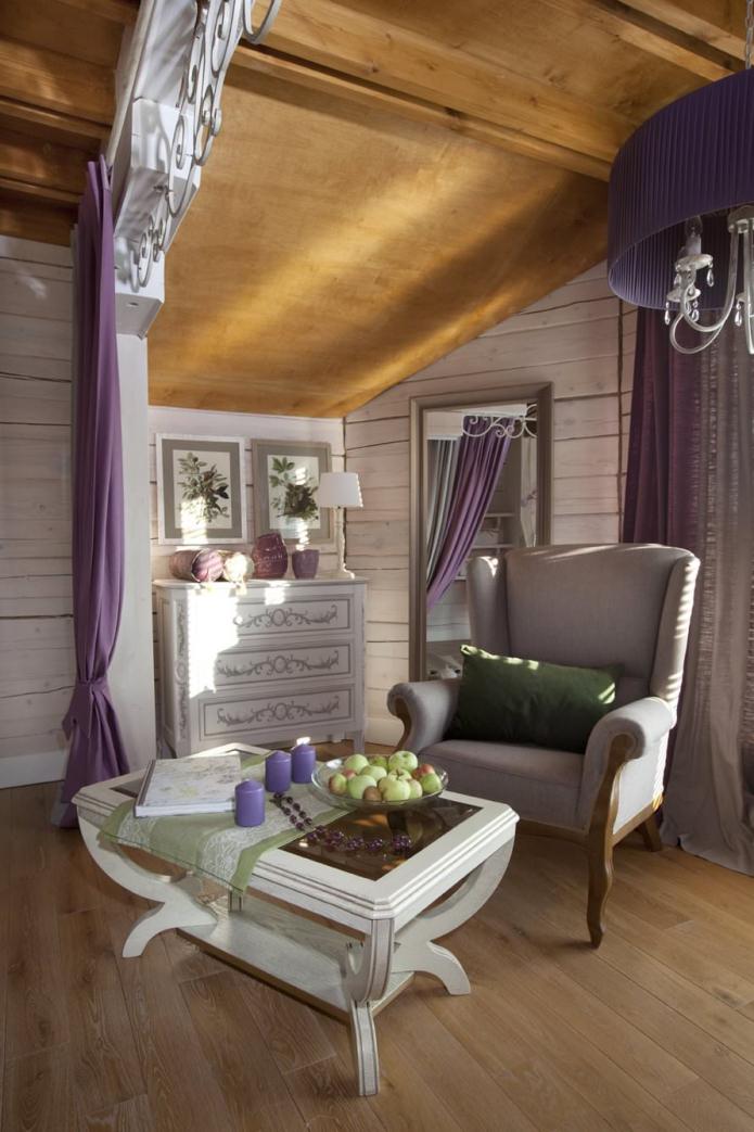 Sessel im Design des Hauses im Stil der Provence