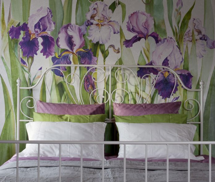 silid-tulugan na may mga iris sa disenyo ng istilong bahay ng Provence