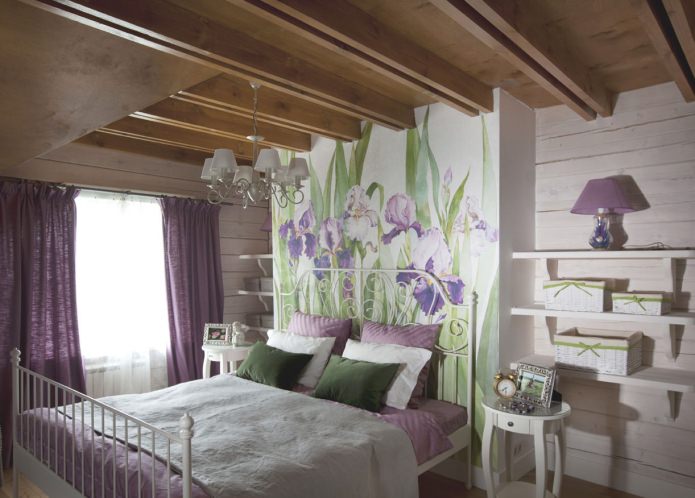 спаваћа соба са ирисима у дизајну куће у стилу Провансе