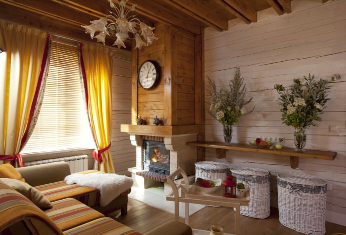 Wohnzimmer mit Kamin im provenzalischen Hausdesign