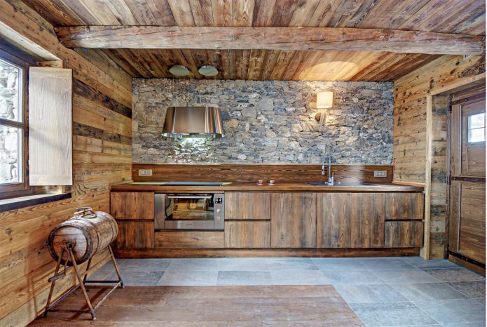 vidéki belső stílusban egy alpesi faház