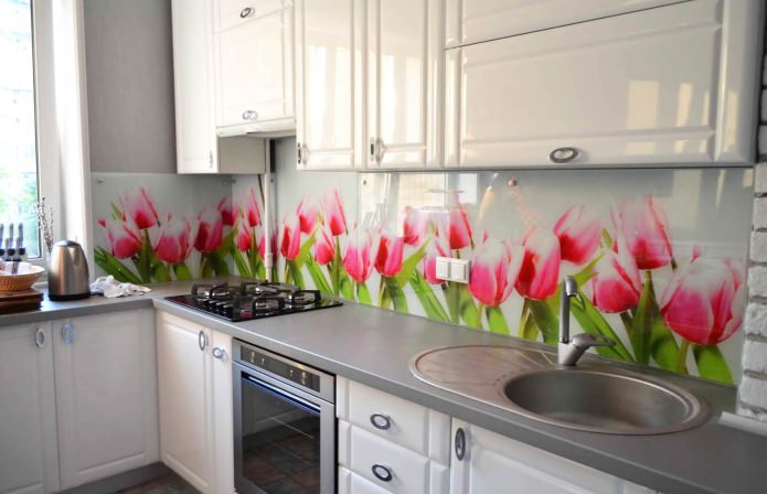 кецеља са цвећем у кухињи
