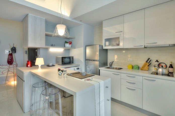 Küche mit Bartheke im Innendesign eines Studio-Apartments