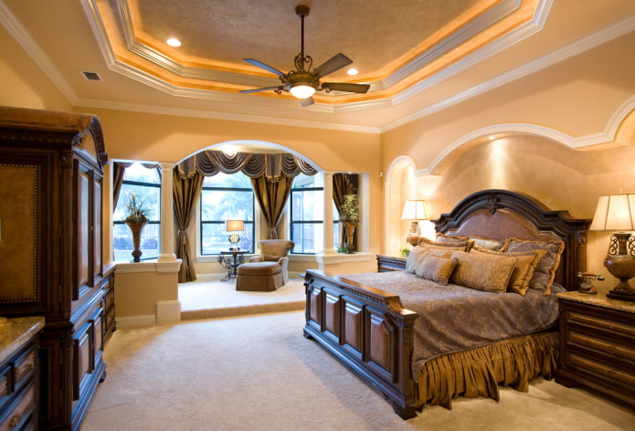klassisches Schlafzimmer mit Bogen