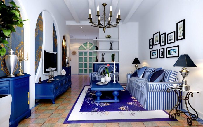 Wohnzimmer in Blau und Weiß