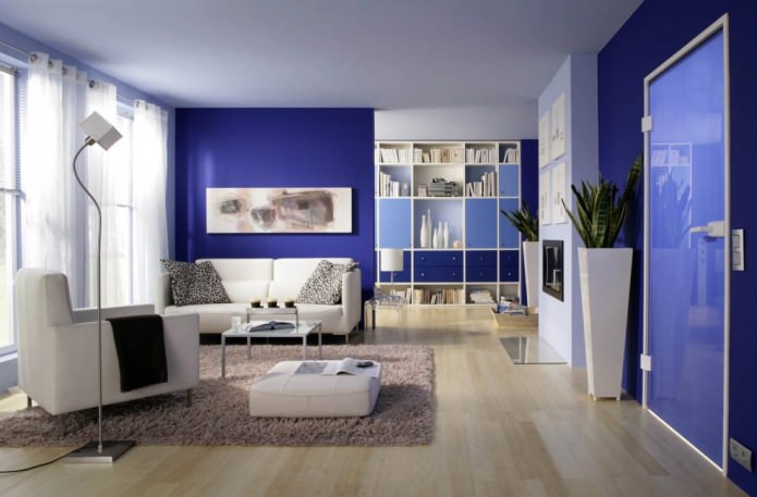Дневна соба у плавој и белој боји