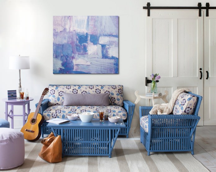 ентеријер дневне собе у плавој и белој боји