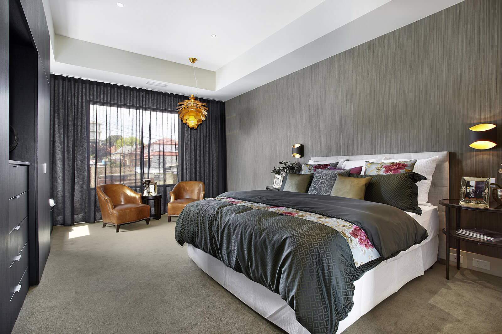 graue Vorhänge im Schlafzimmerdesign mit grauer Tapete