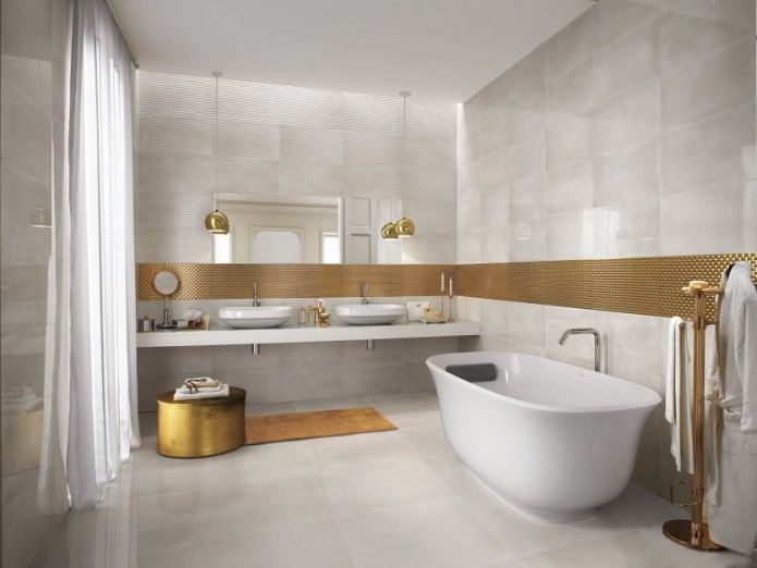 fehér és arany fürdőszoba